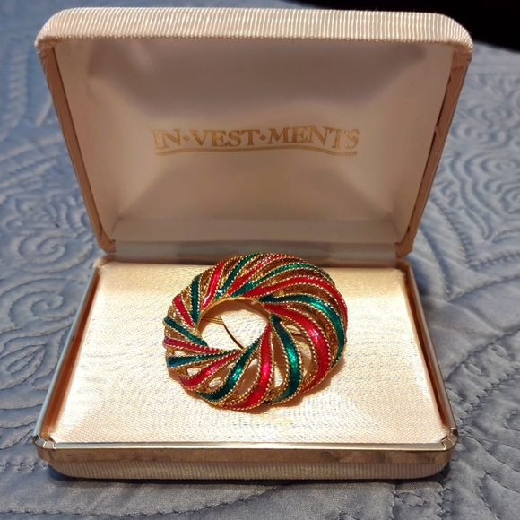1950's Vintage Brooch in Red, Green and Gold in original box. Enamel & Goldtone - Picture 2 of 3